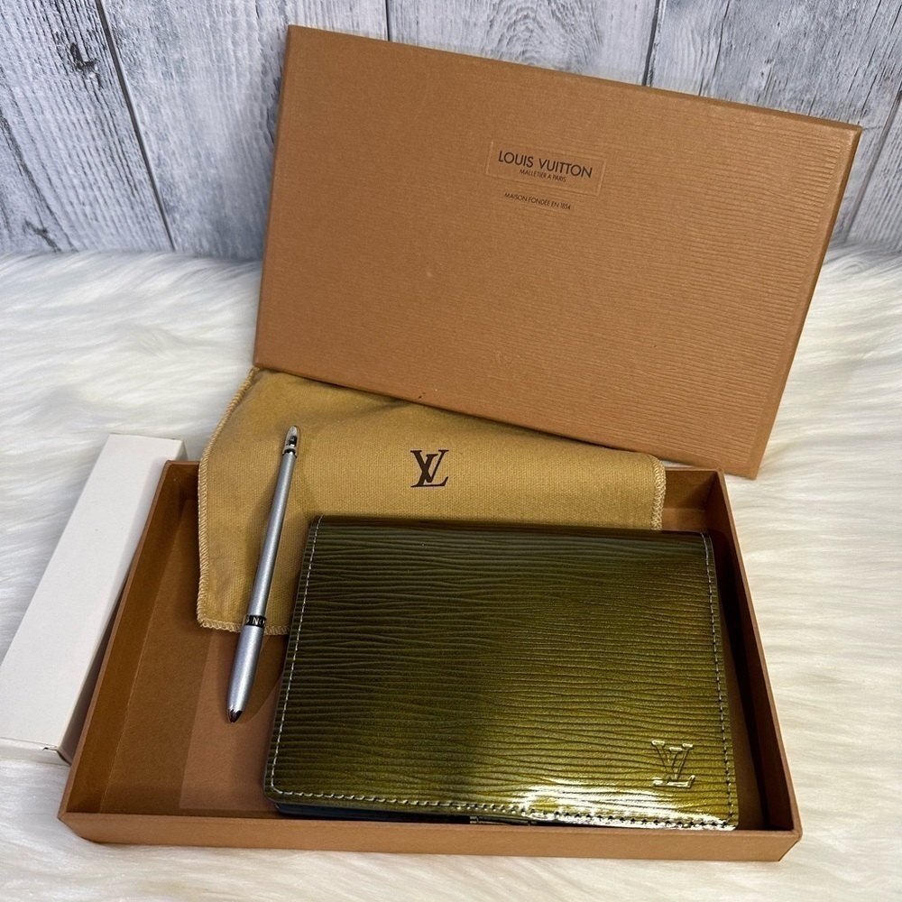 LOUIS VUITTON epi patent leather PM agenda passport holder in green